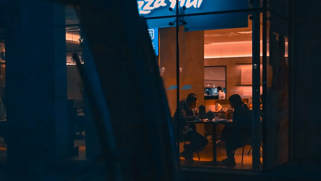 重庆美甲店甲油胶批发选型指南:兼顾色彩与持久度